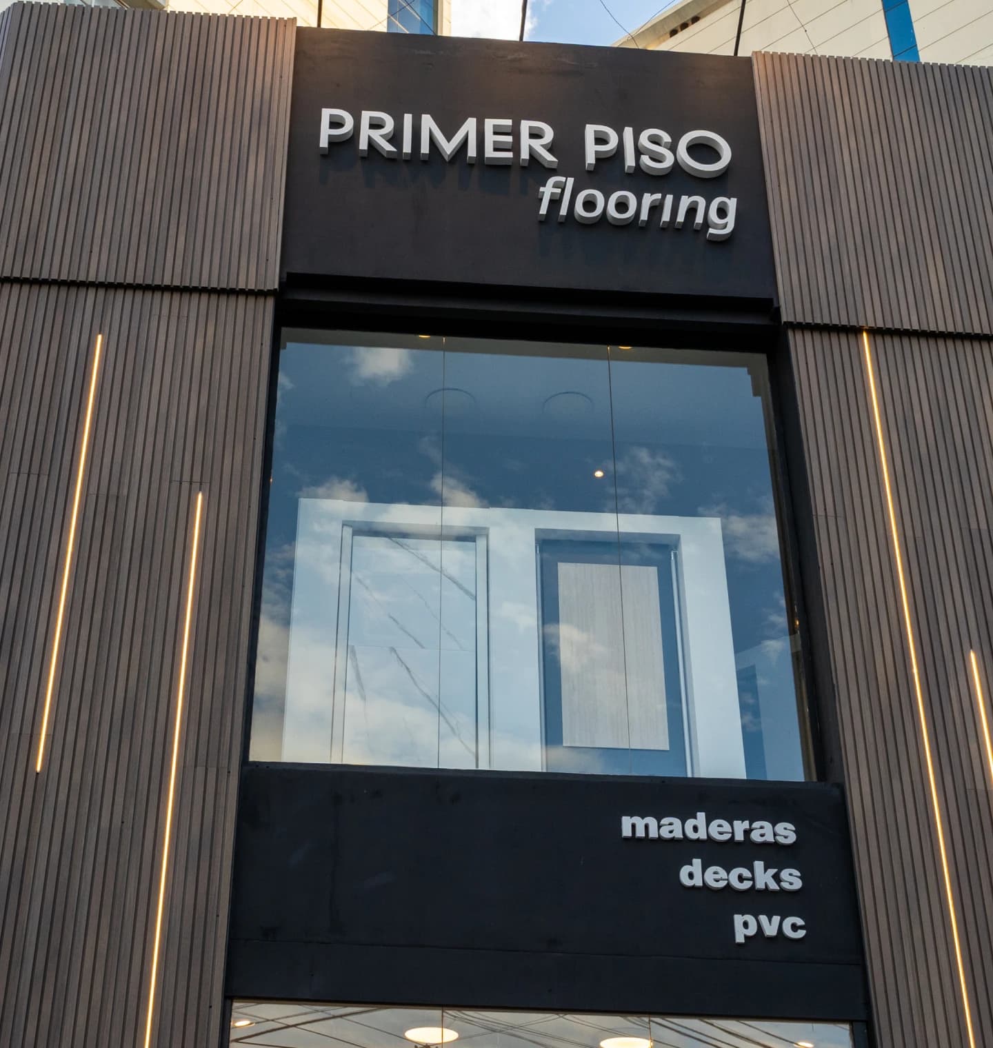 Primer Piso Flooring, local de pisos y revestimientos de DYB Arqs en Núñez, Buenos Aires